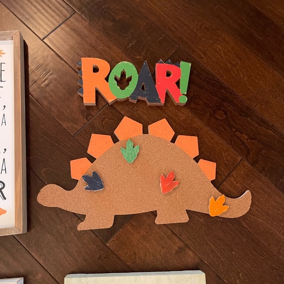 Dinosaur Wall Decor Lot - Picture 3 of 6